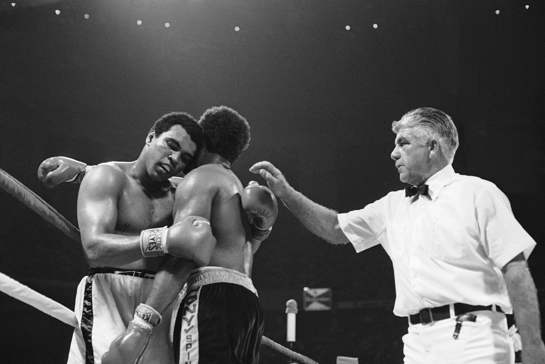 1978: Muhammad Ali becomes first three-time heavyweight champion